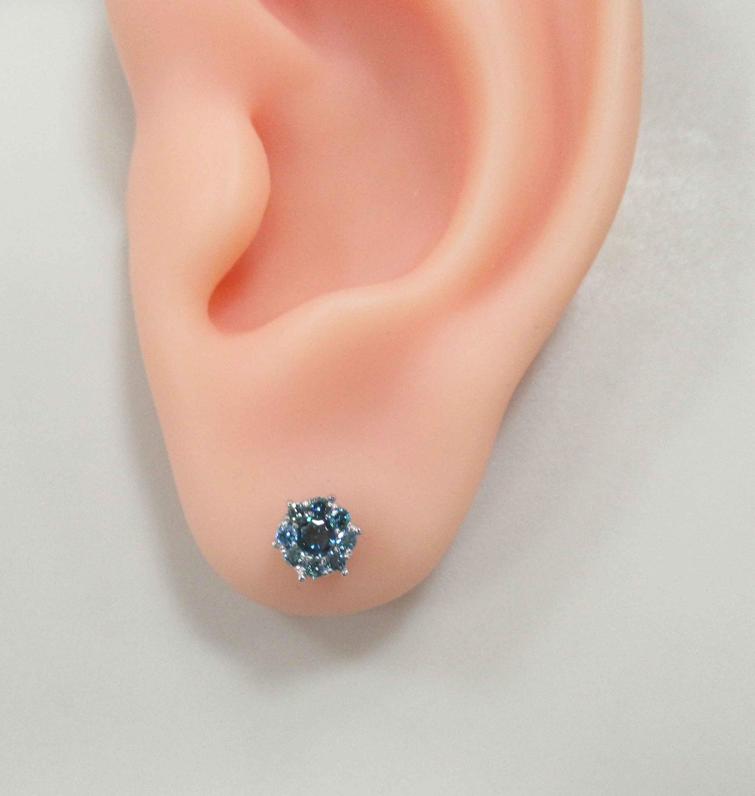 Серьги-пусеты из белого золота с голубыми бриллиантами